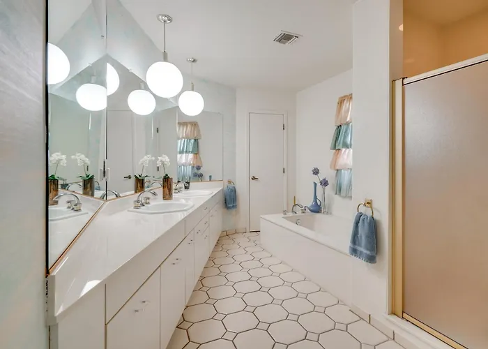 Near Trails: Luxe Mountain-view Retreat In Tucson! Holiday home